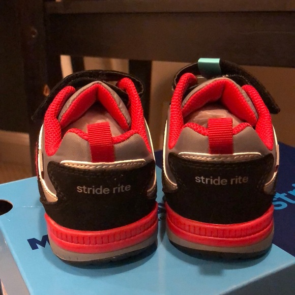 NWT BOYS SNEAKERS - Picture 6 of 7